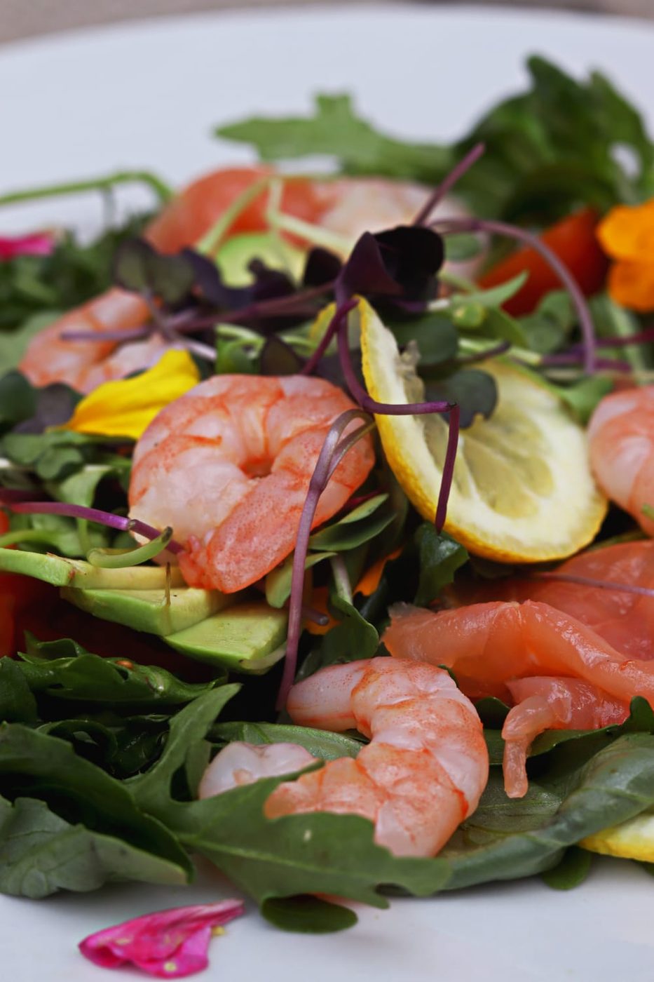 Ensalada de gambas y salmón